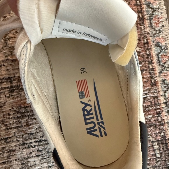 Women’s Autry Reelwind Low Sneaker - Size 39 EU/ US 9 - Picture 5 of 5
